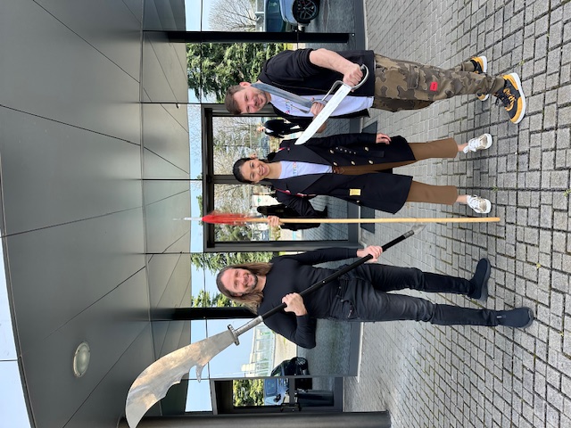 kostymy a masky partyzon